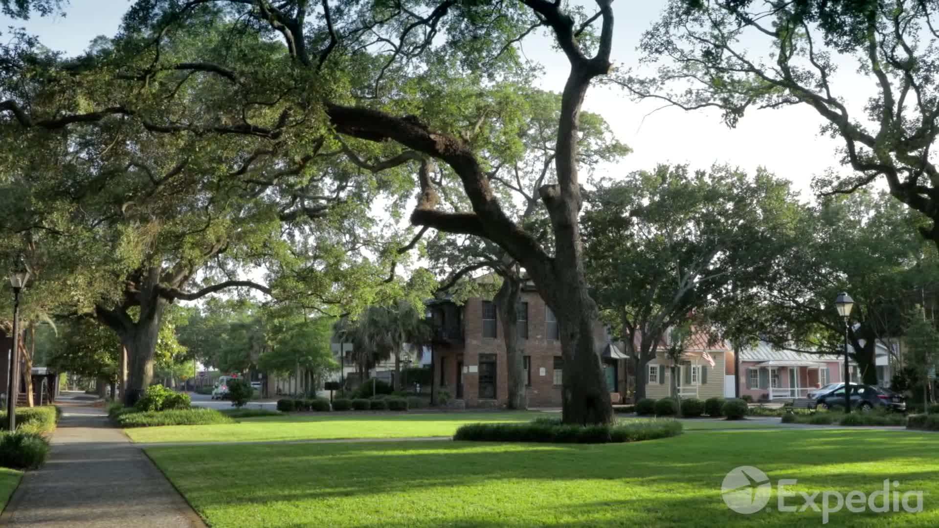 River Street: Enjoy the vibrant atmosphere and delicious cuisine