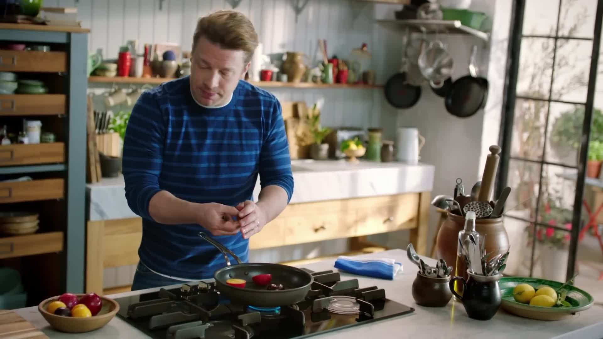 Arranging the plums in the caramel