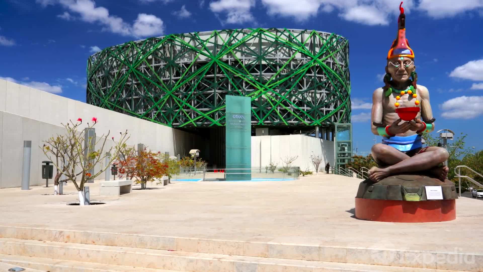 Colorful street market in Mérida