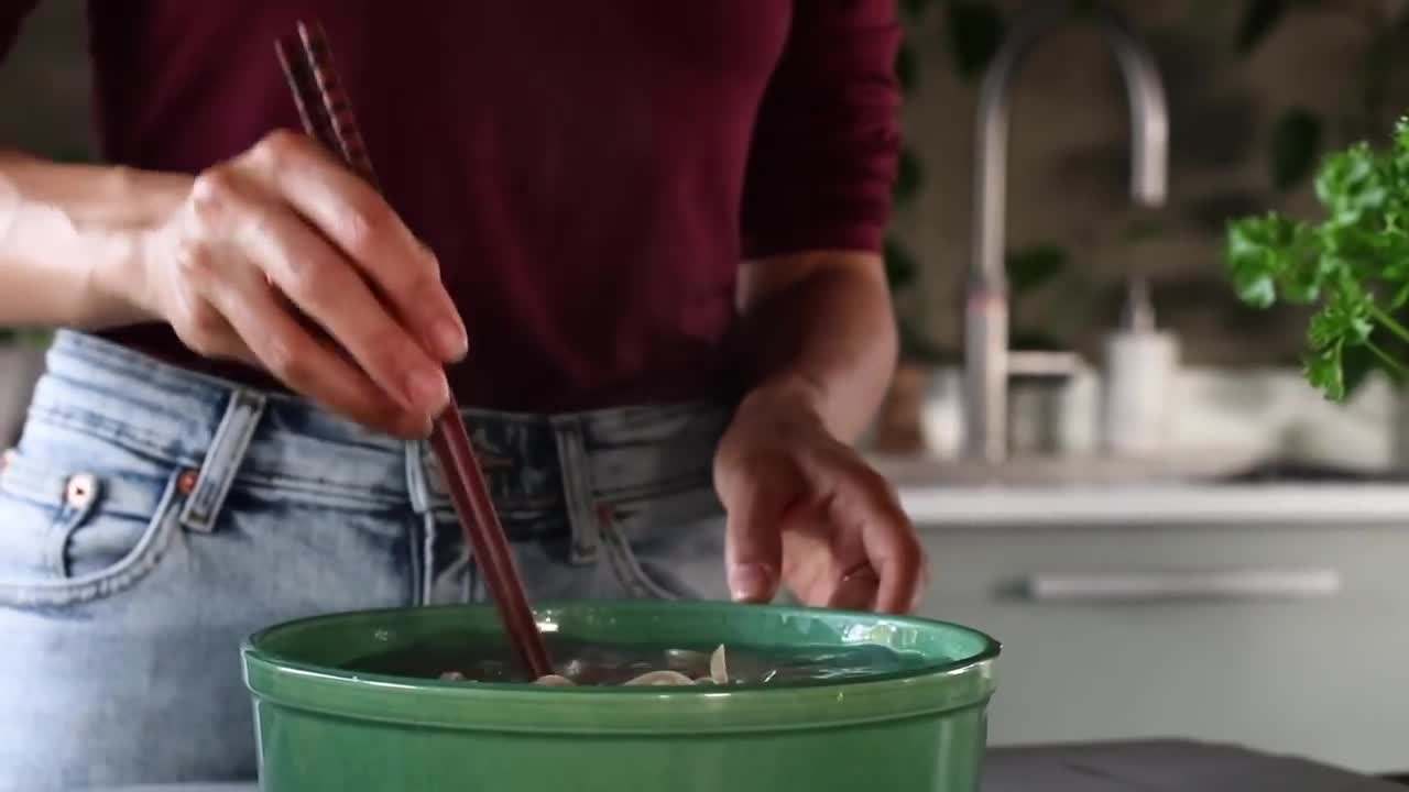 A step-by-step photo guide on how to make chickpea curry.