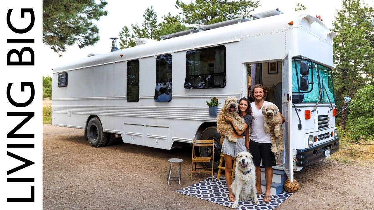 Epic Off-The-Grid School Bus Conversion: A Sustainable and Adventurous Tiny House Journey