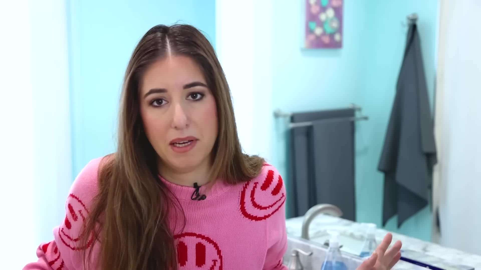 Cleaning brush and spray bottle for bathroom cleaning