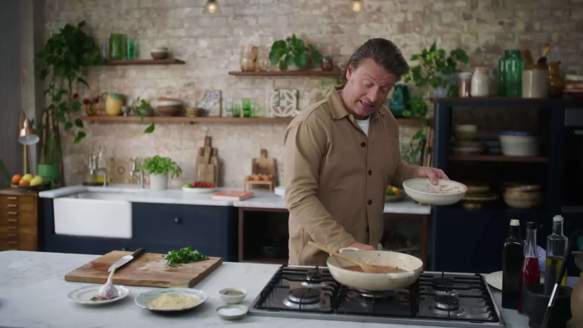 Adding sauce to pasta