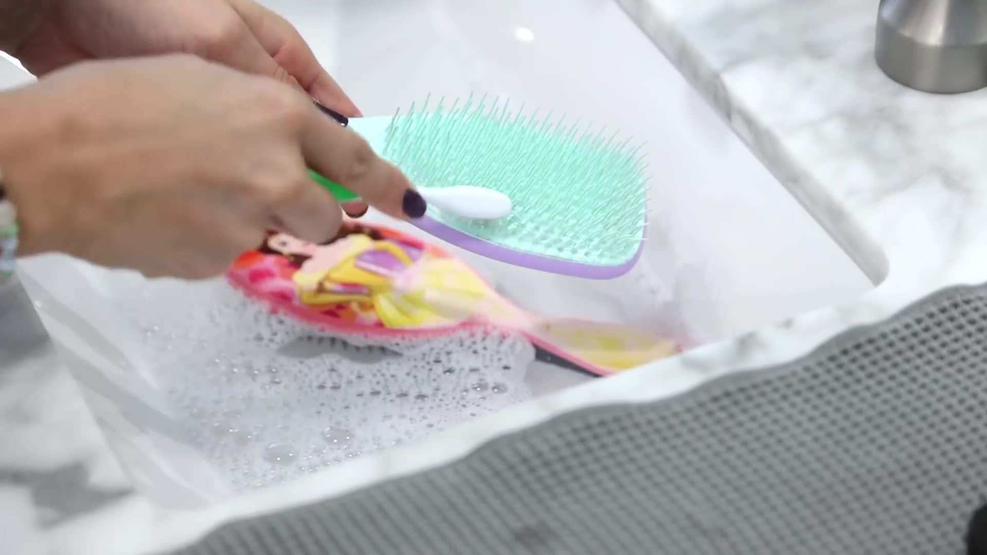 Hairbrush with build-up