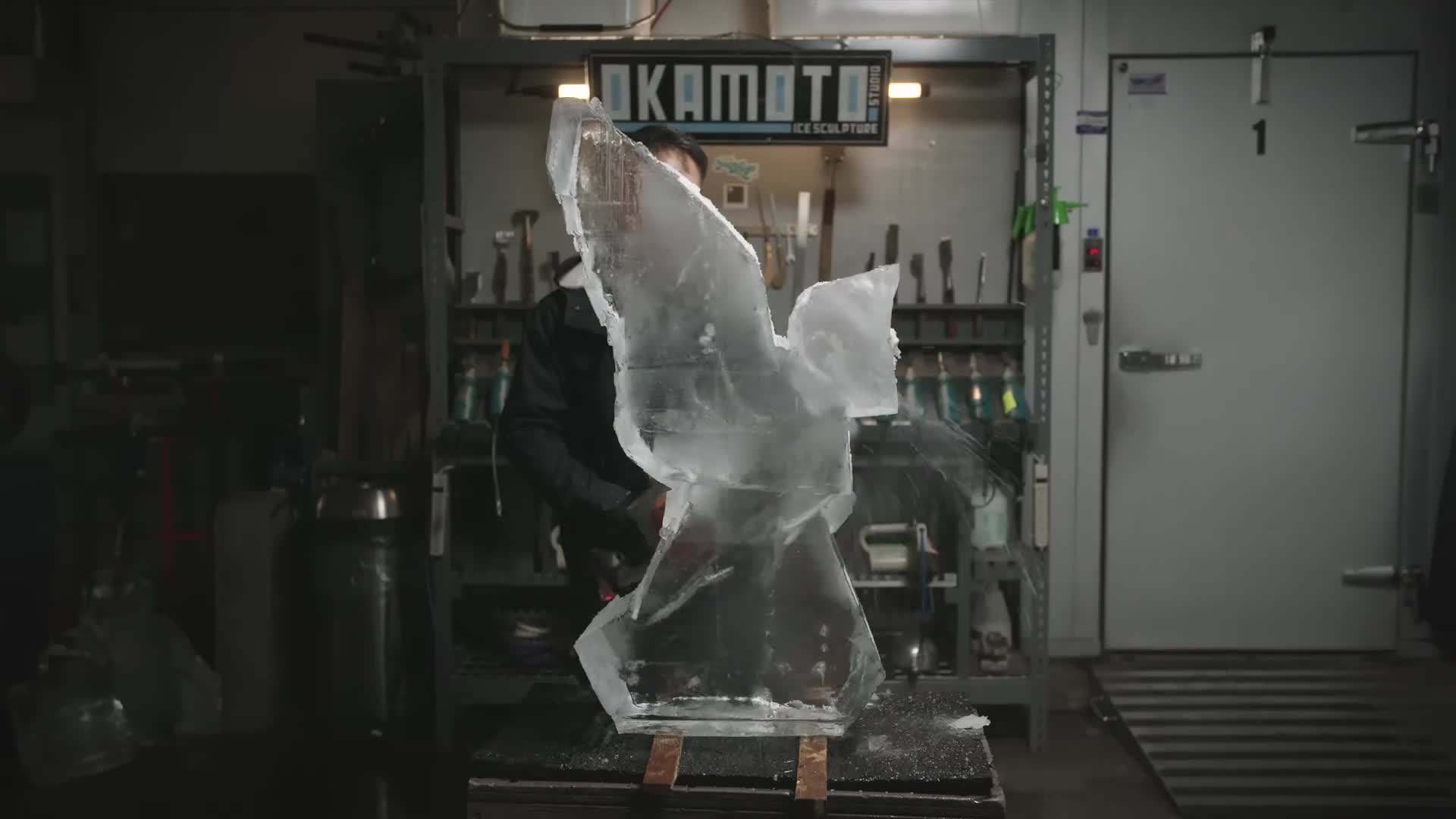 Close-up of the ice pick in action