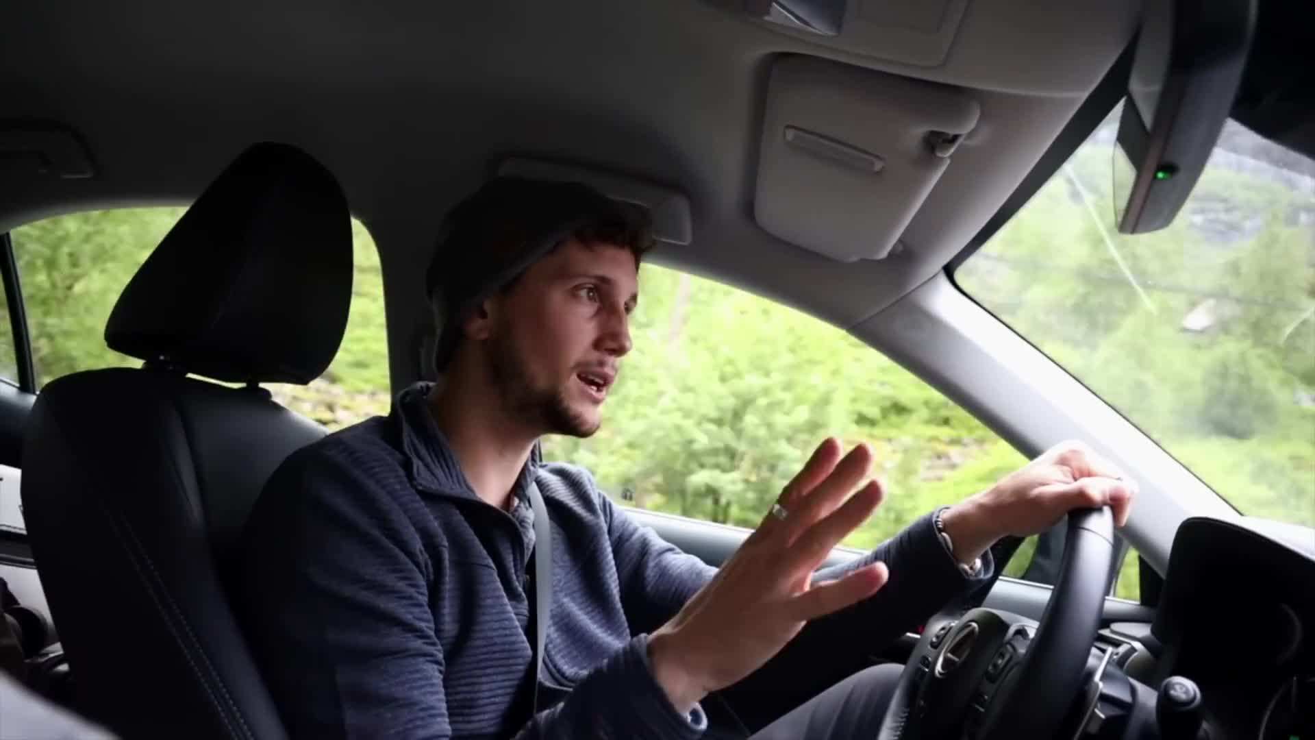 Thrill-seekers posing on the Kjeragbolten