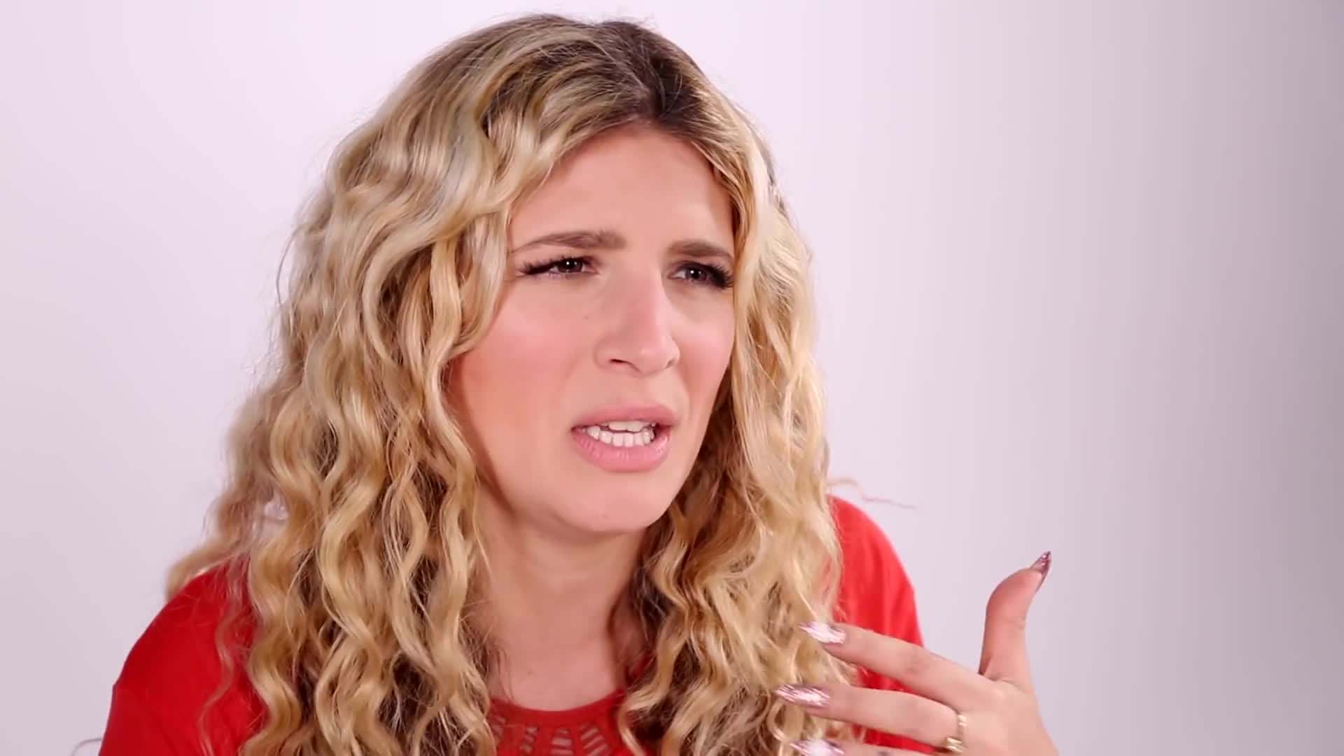 Water bottles and chain as materials for the DIY purse