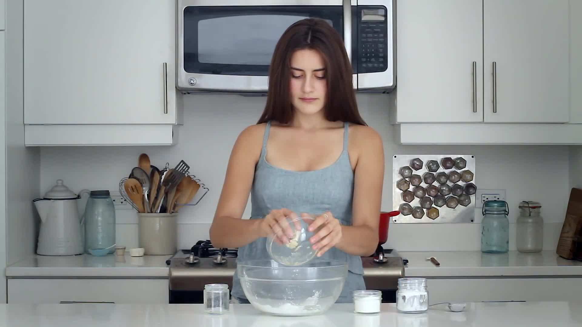 Plastic-free deodorant ingredients - arrowroot powder, baking soda, coconut oil