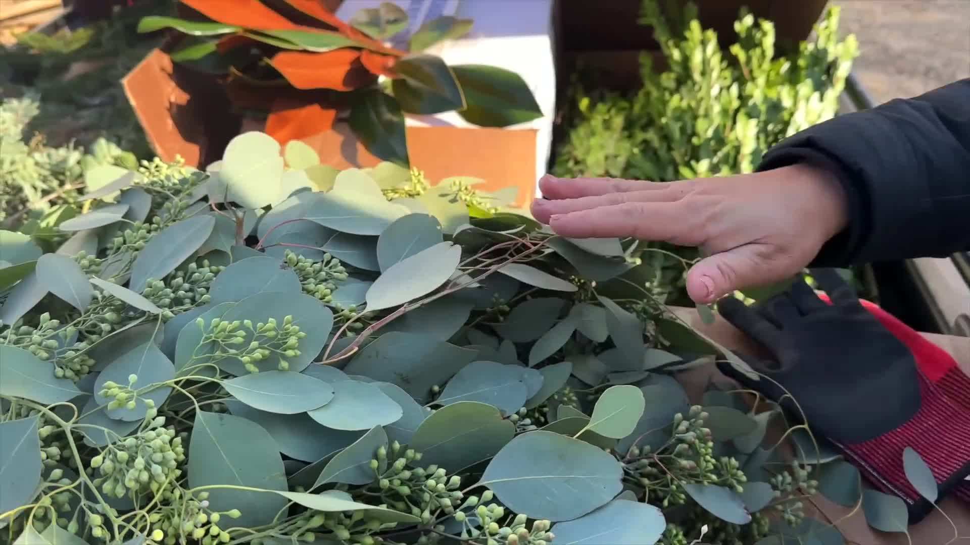 Overflowing arrangement in a galvanized bucket