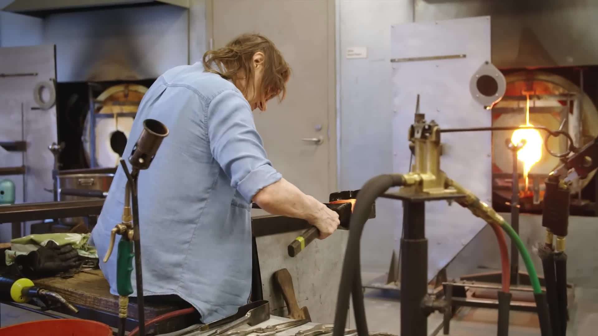 Shaping molten glass into a vase