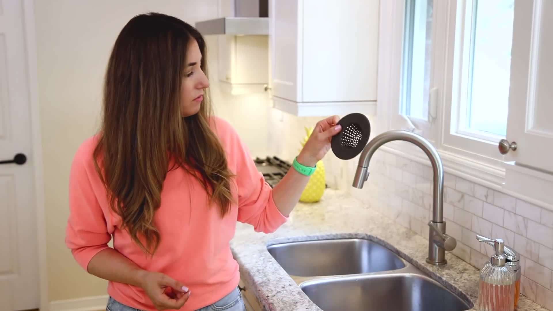 Using lemon to deodorize the sink