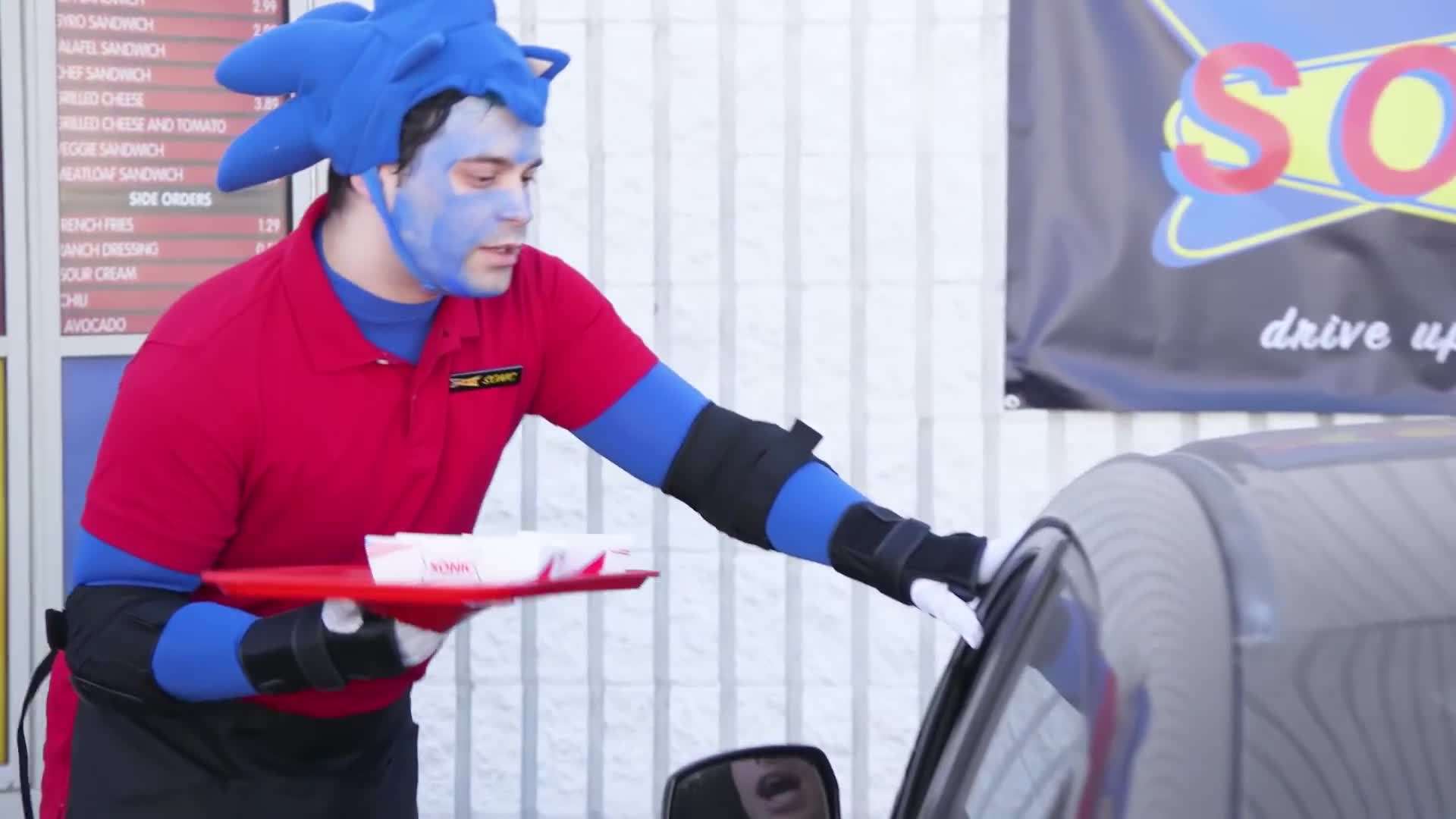 Sonic racing through obstacles