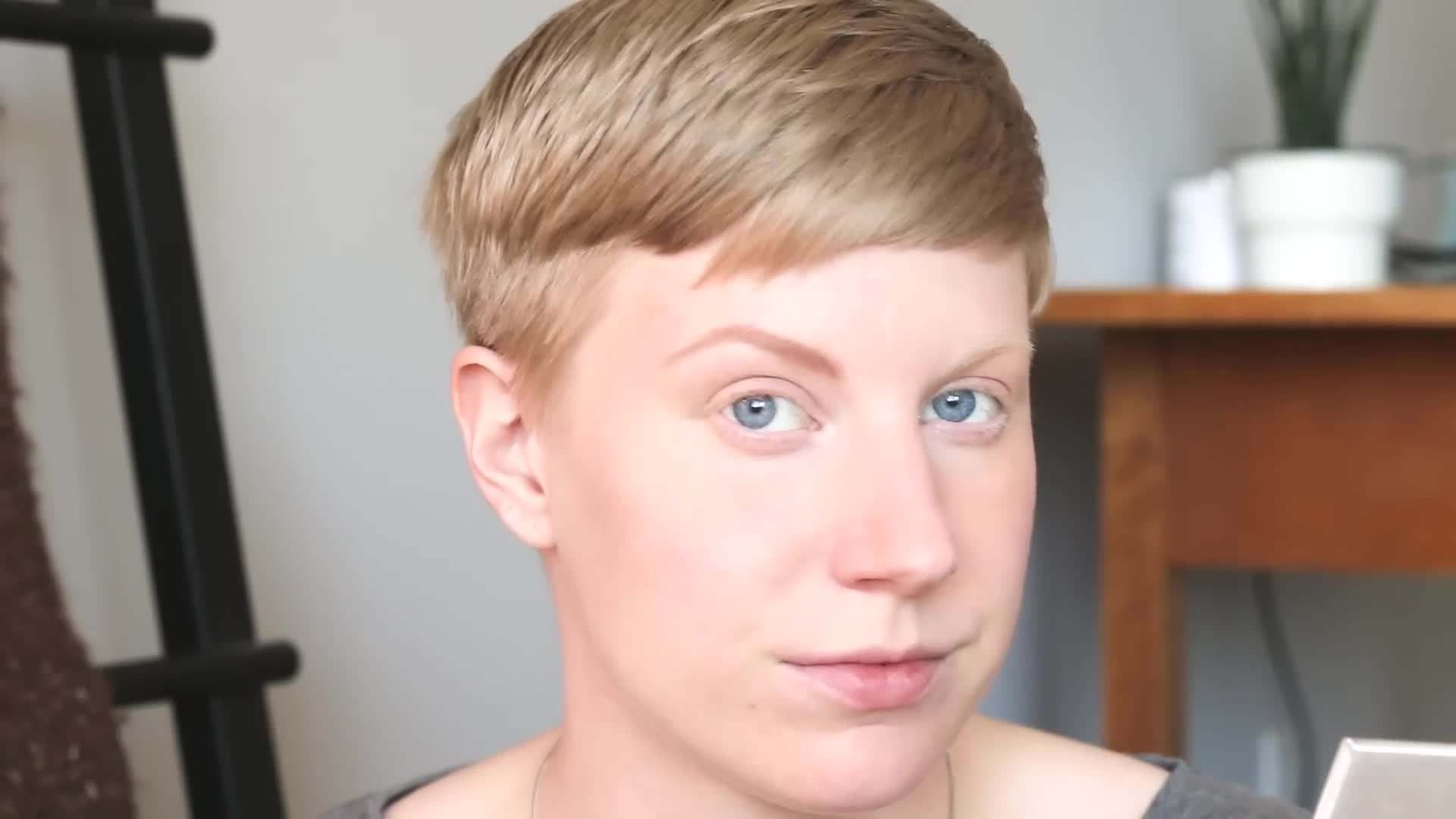 Neutral eyeshadow palette for a natural eye look