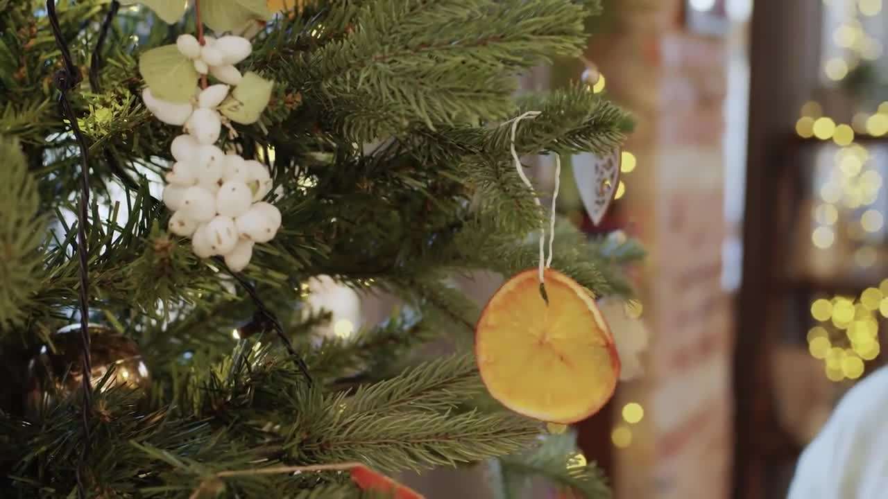 Eco-friendly Christmas decorations made of wood and fabric
