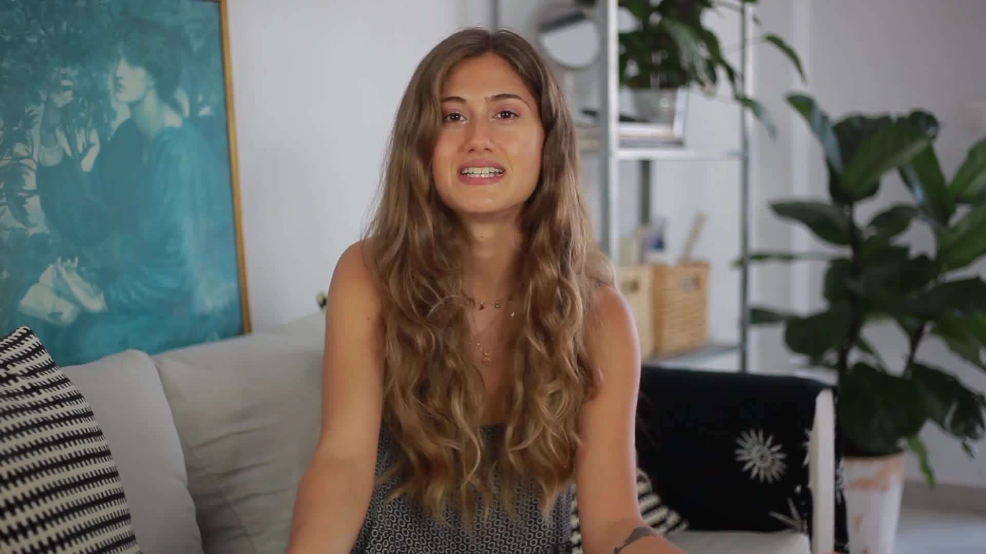 Oversized sunglasses and a straw hat to complete the outfit