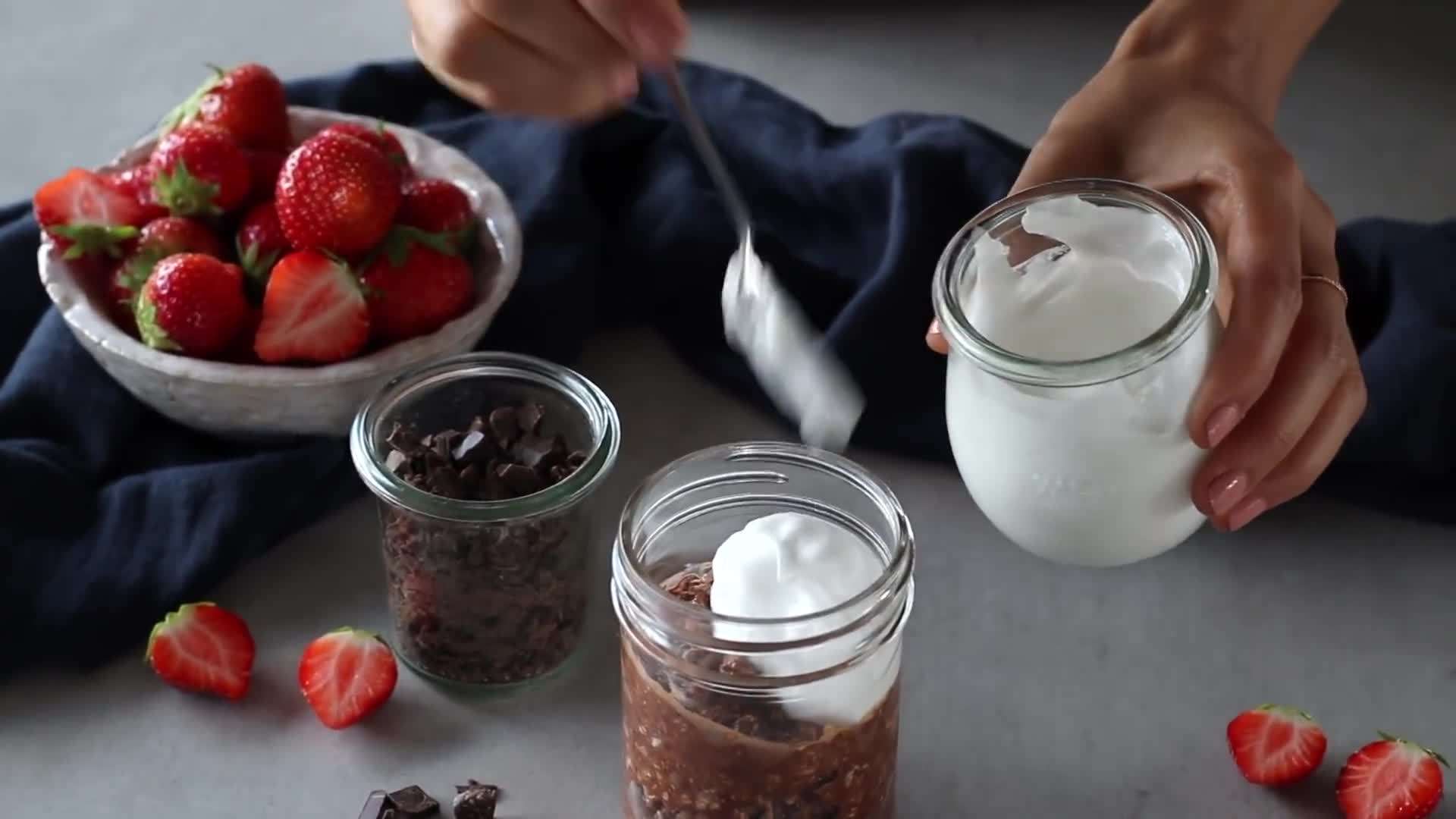 A step-by-step guide illustrating the process of making basic overnight oats