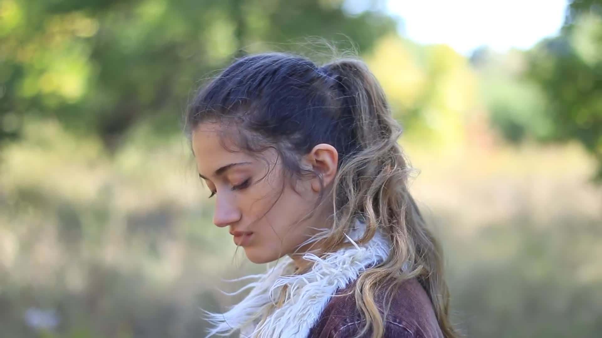 Outfit inspiration: Vintage t-shirt, denim jacket, high-waisted jeans, and sneakers