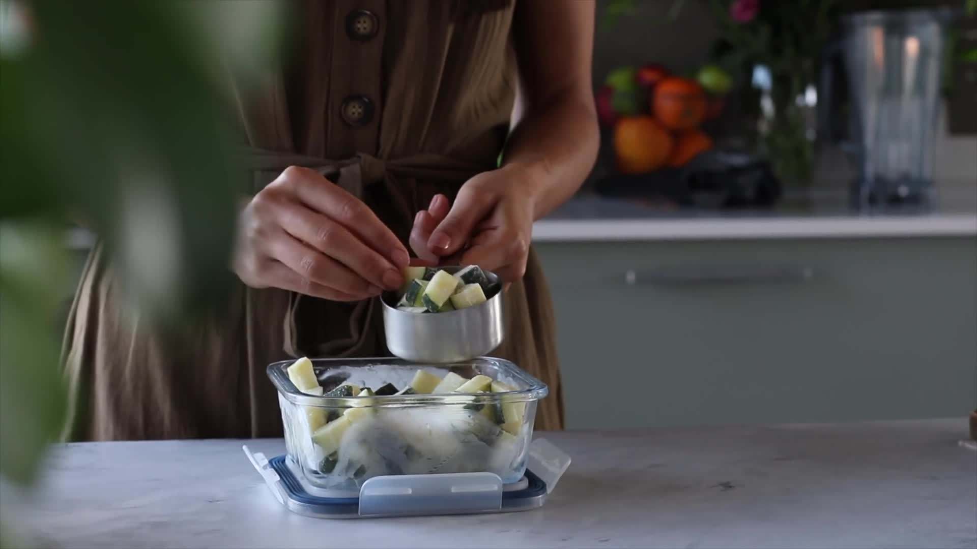 Blending the ingredients for the green smoothie