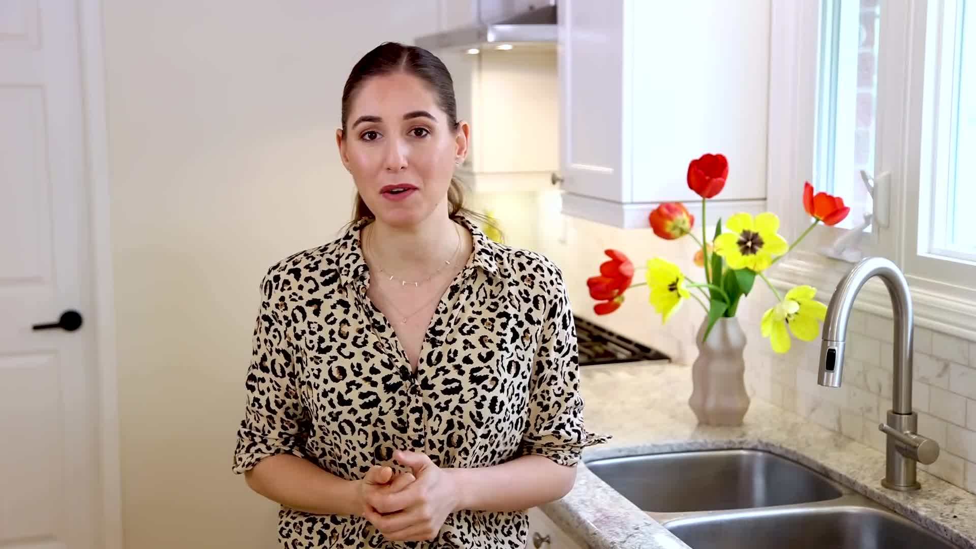 Microfiber cleaning cloth capturing dirt particles