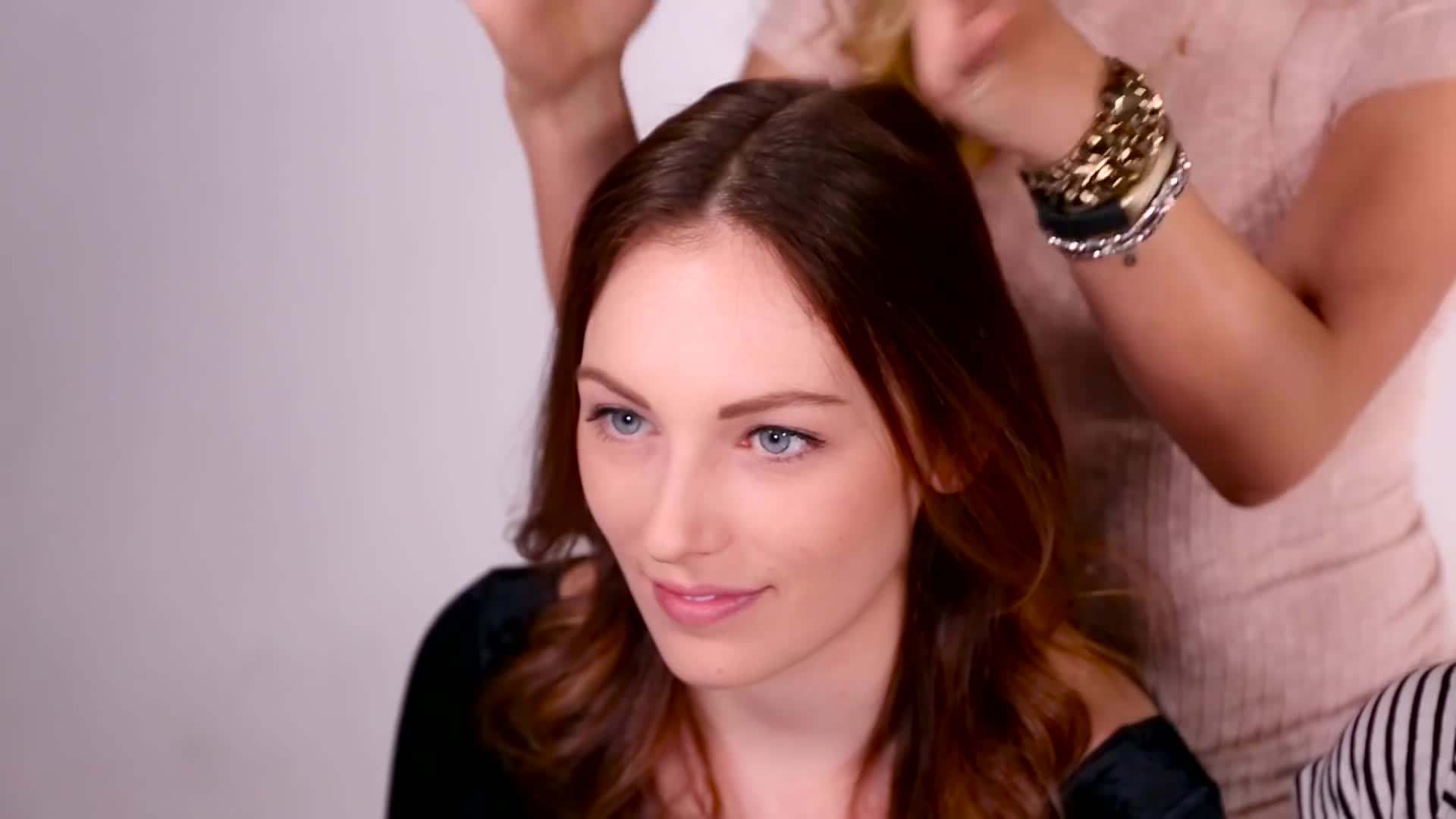 Sprinkle glitter onto the gel and pat it onto your roots