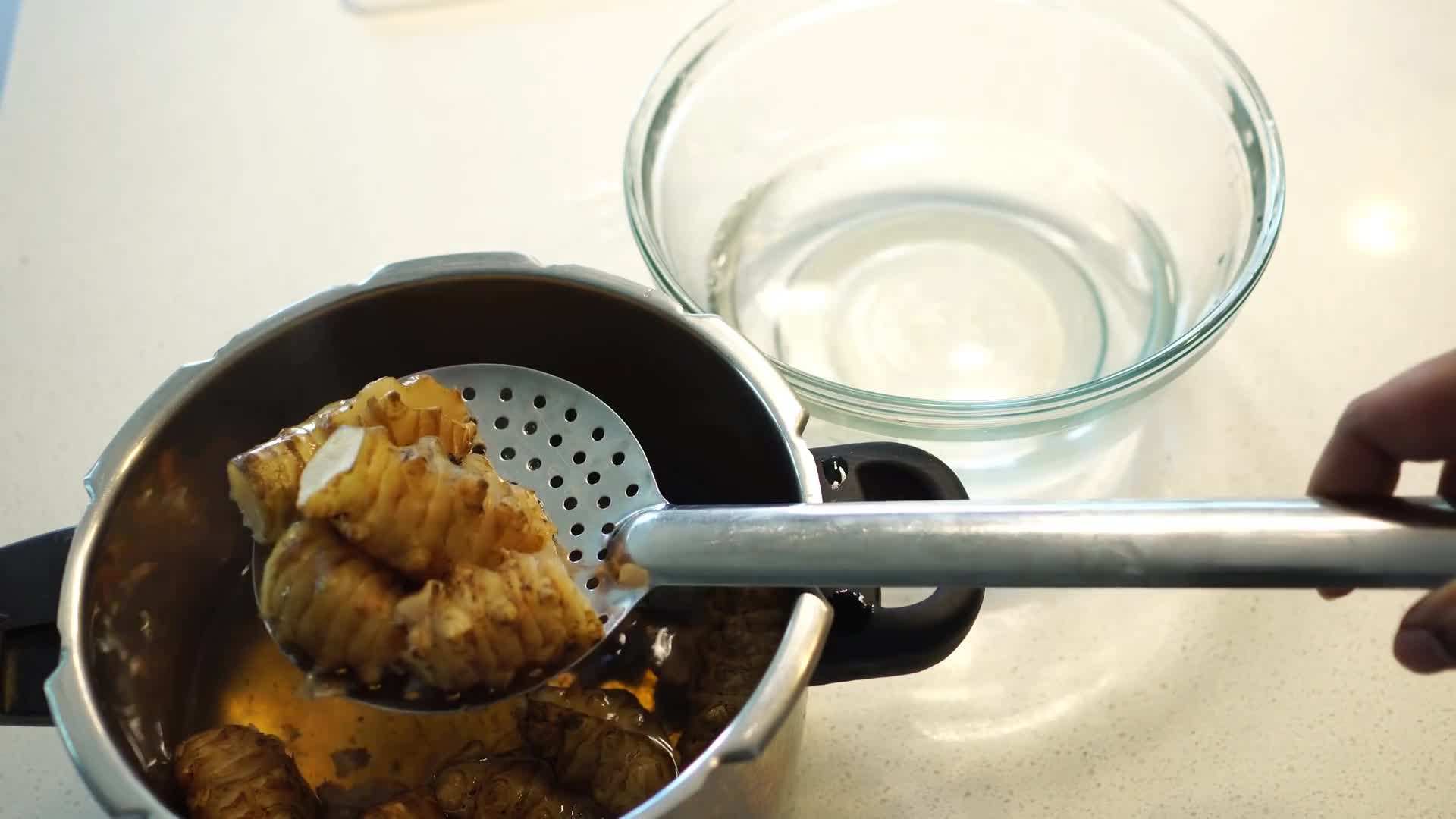 Applying Organic Mulch for Weed Suppression and Soil Moisture Regulation