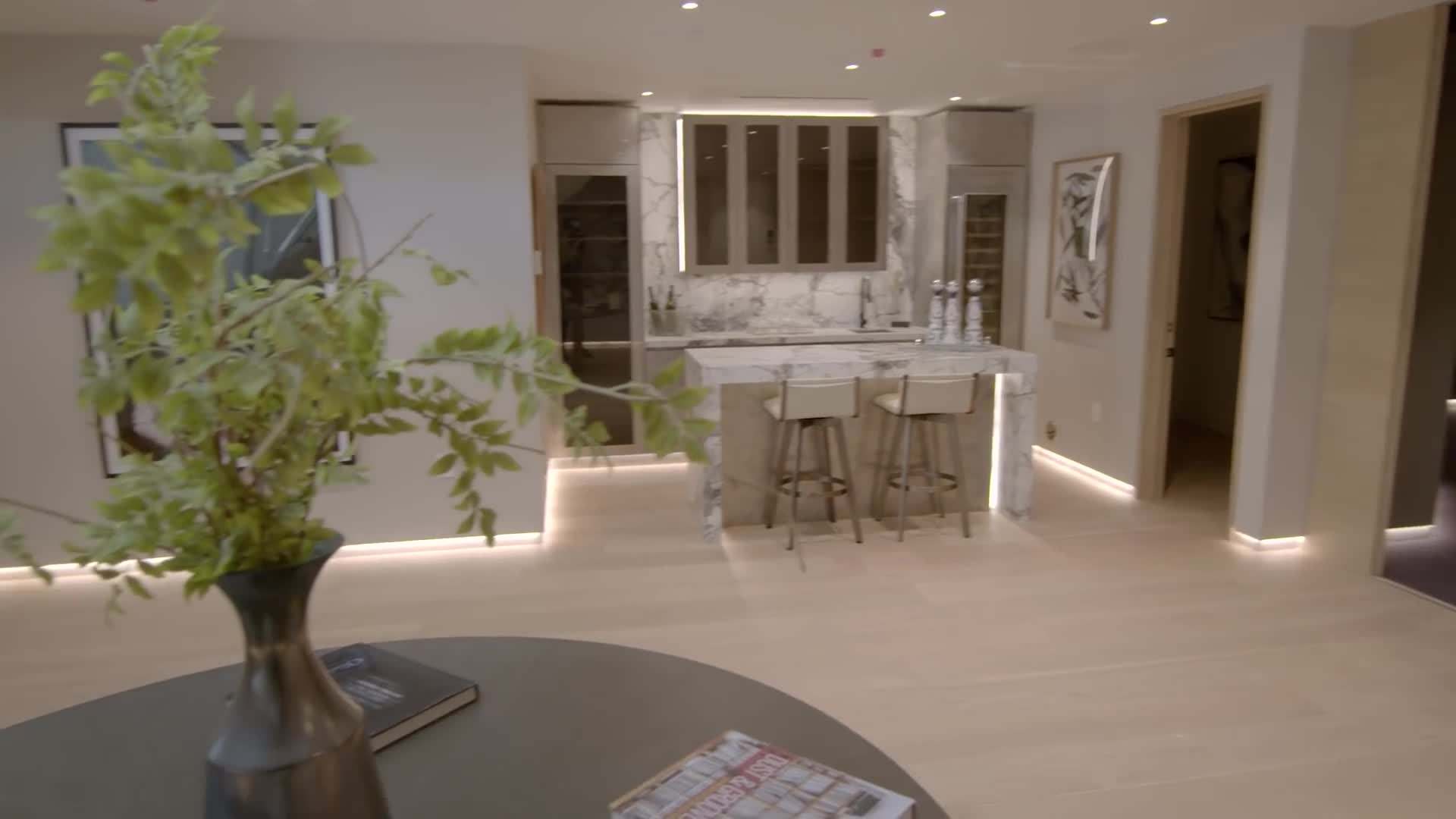 Statement chandelier in the dining area