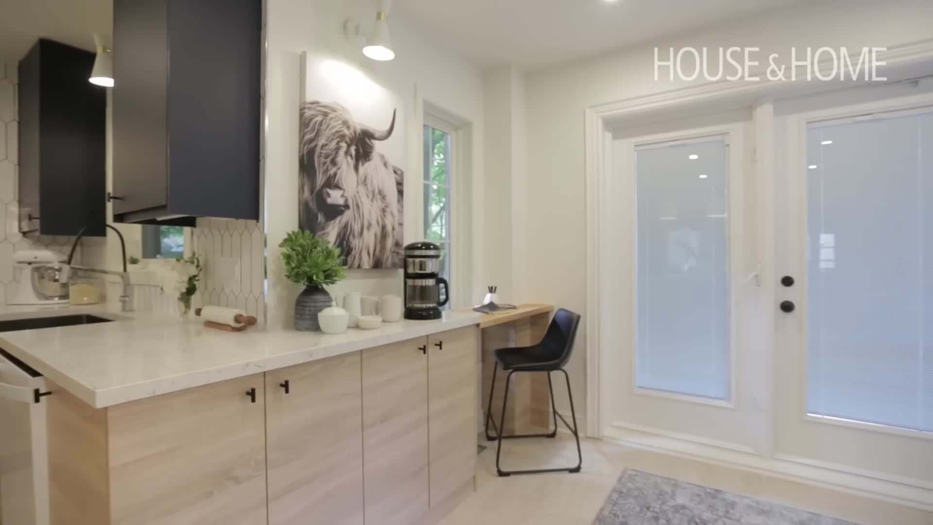 Different colors for upper and lower cabinets