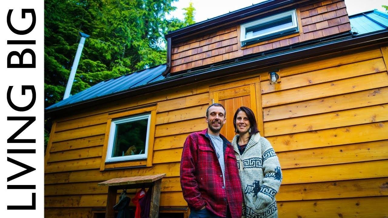 This Couple's Natural Eco Tiny House: A Stunning Escape