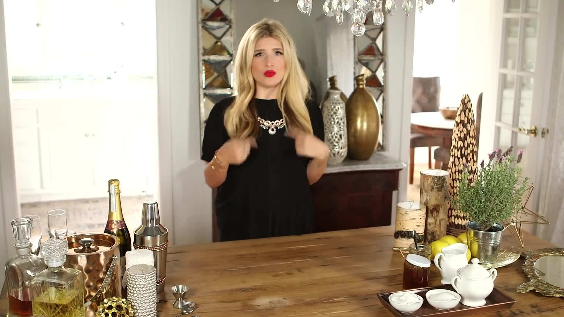 Lavender flowers and lemon slices as ingredients for lavender lemonade