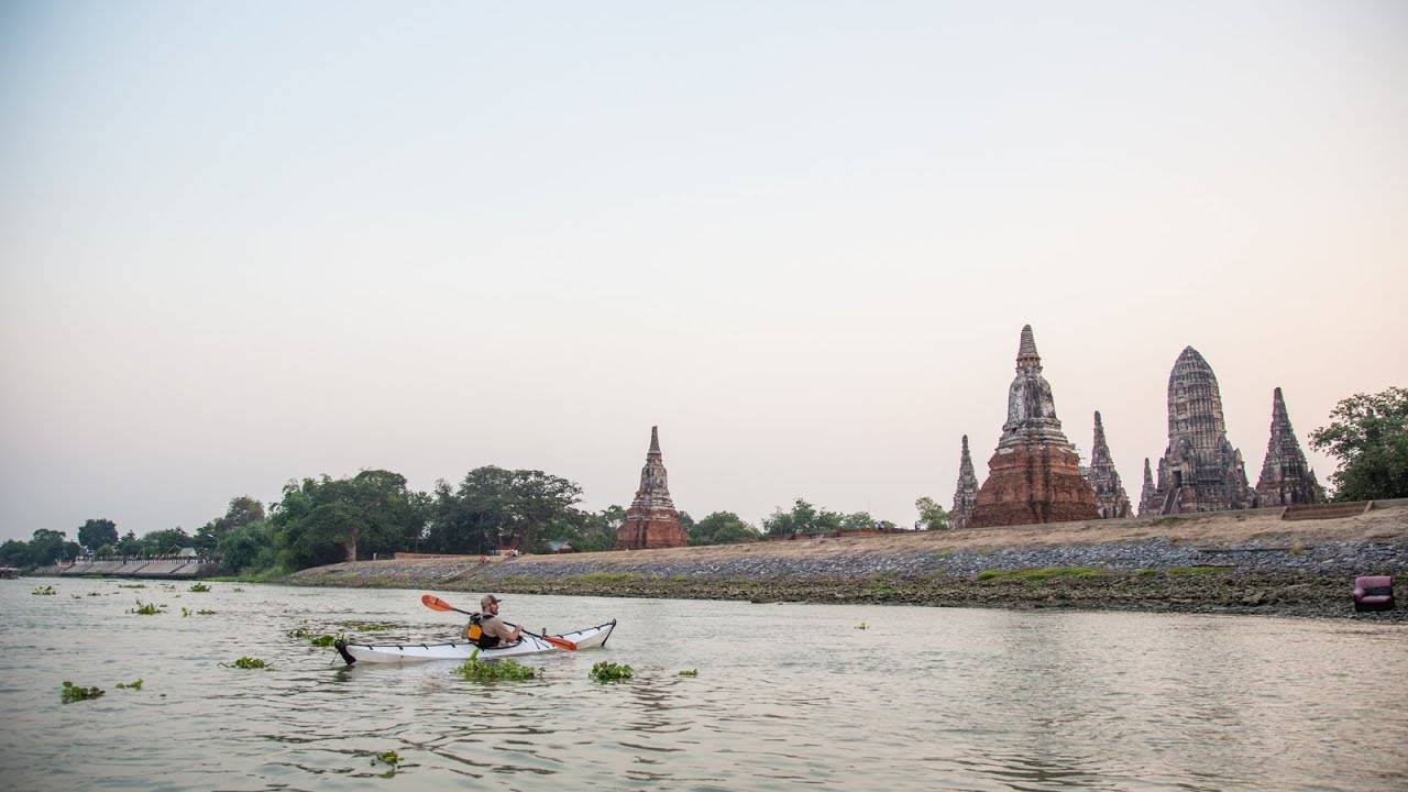 Carry-On Adventures: Bangkok's Floating Markets - A Thrilling and Unconventional Travel Experience