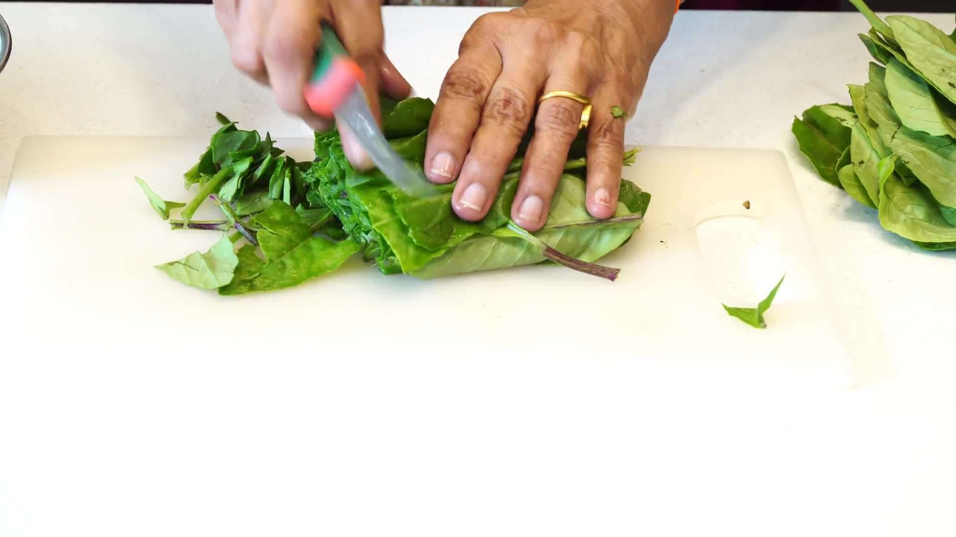 Longevity spinach salad - A refreshing and nutritious dish