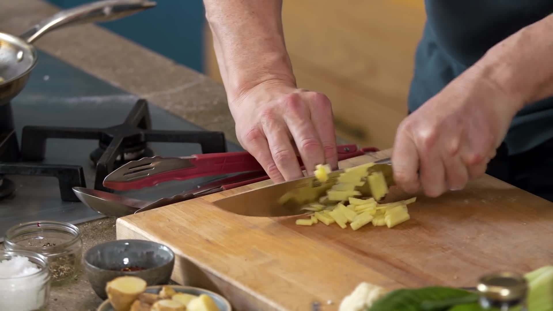 Gordon Ramsay mixing the bang bang sauce