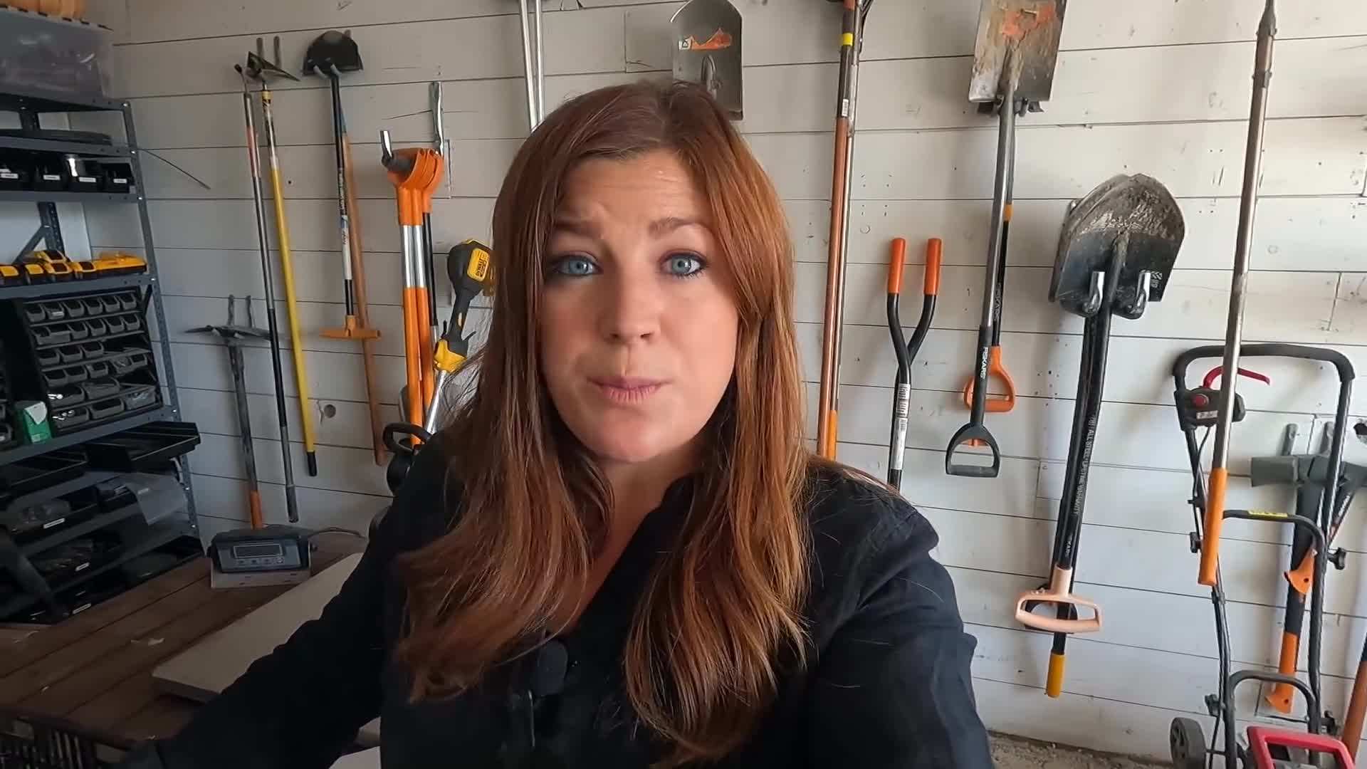 Storing onions in a mesh bag with good airflow