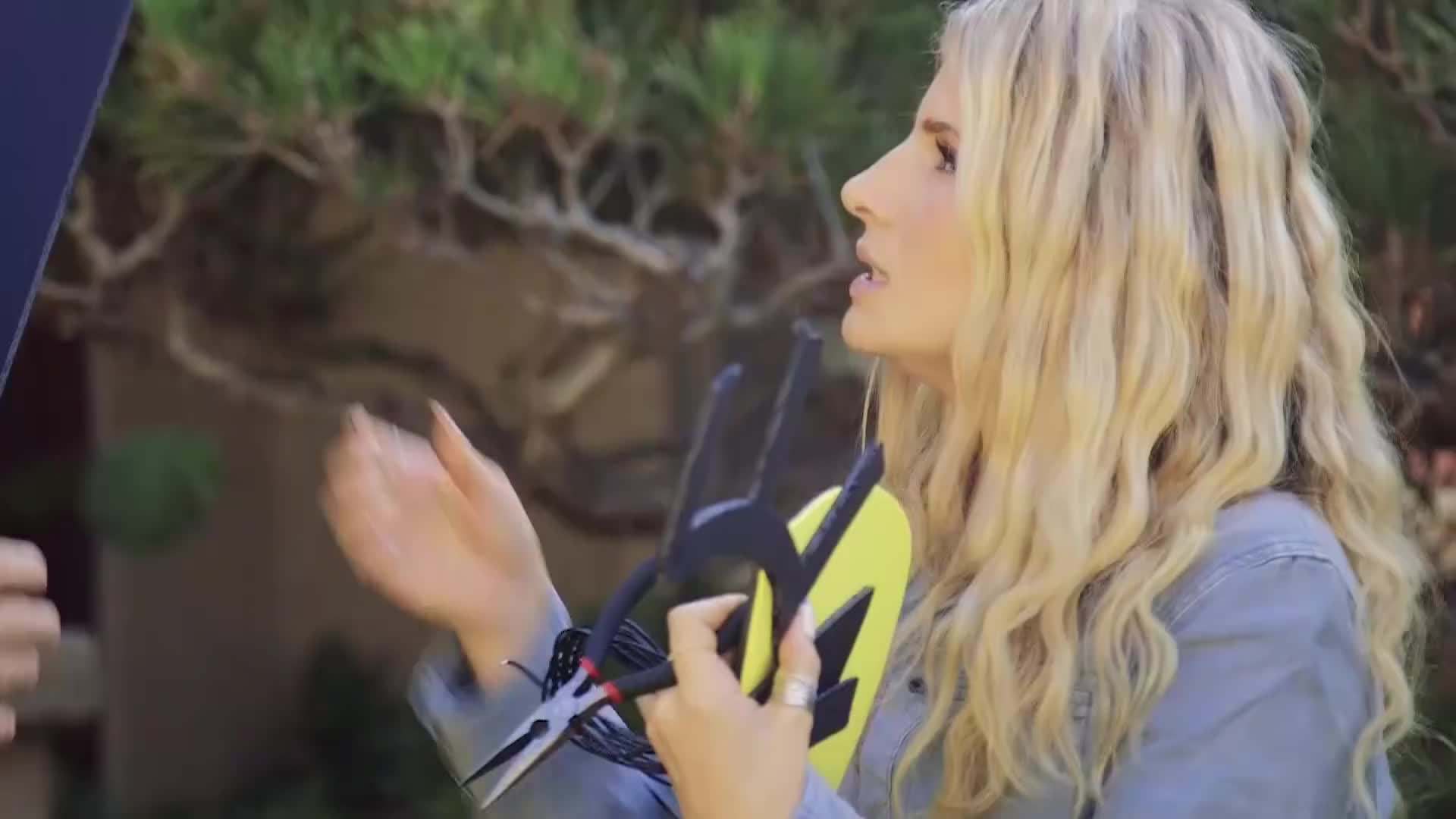 Replicating the signature style of a pop culture icon