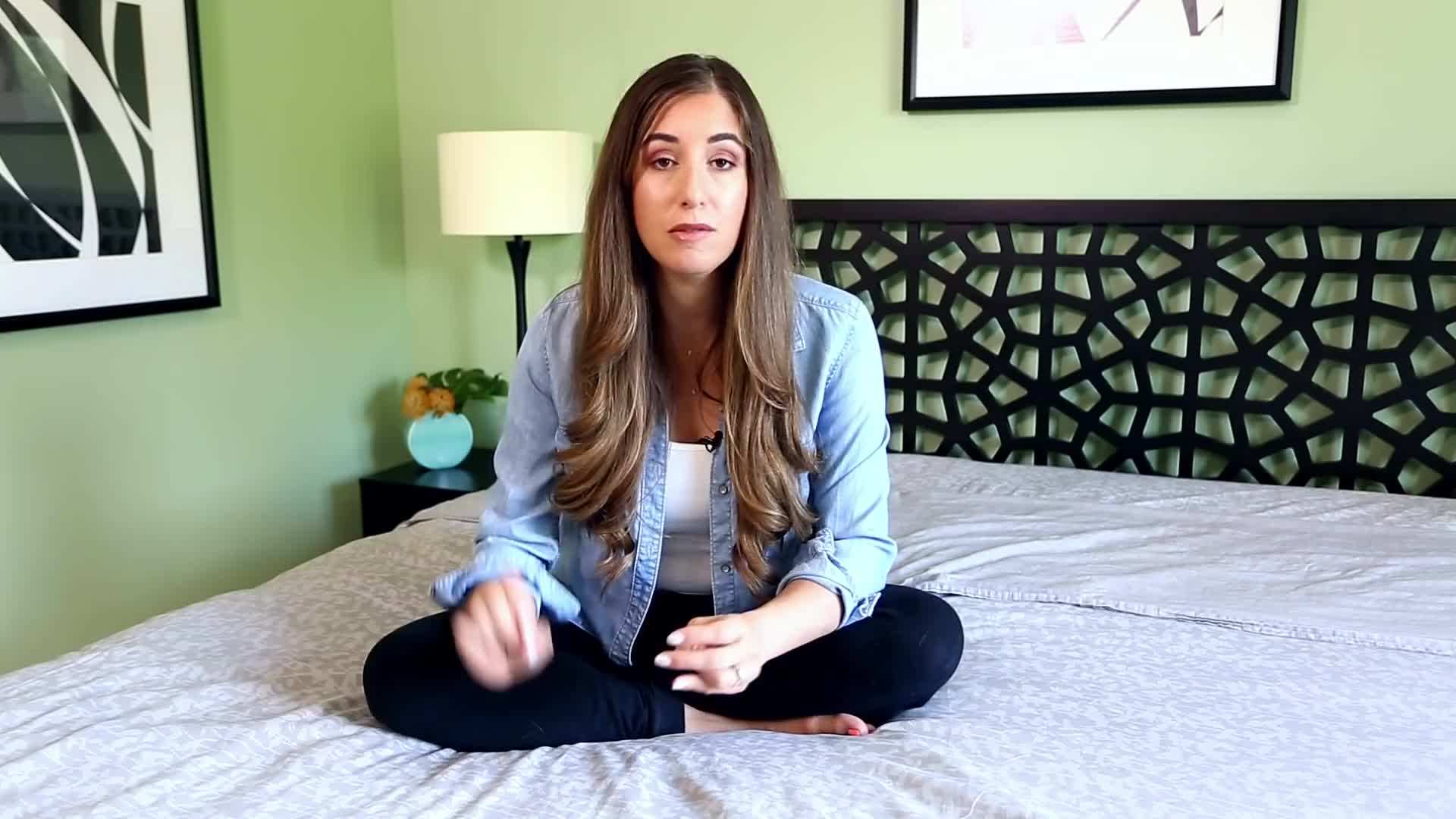 Freshening up the mattress with baking soda