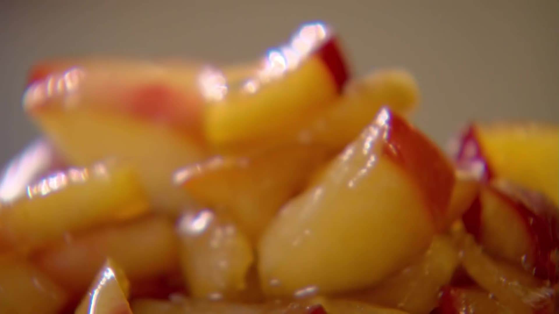 Gordon Ramsay preparing apples for a recipe