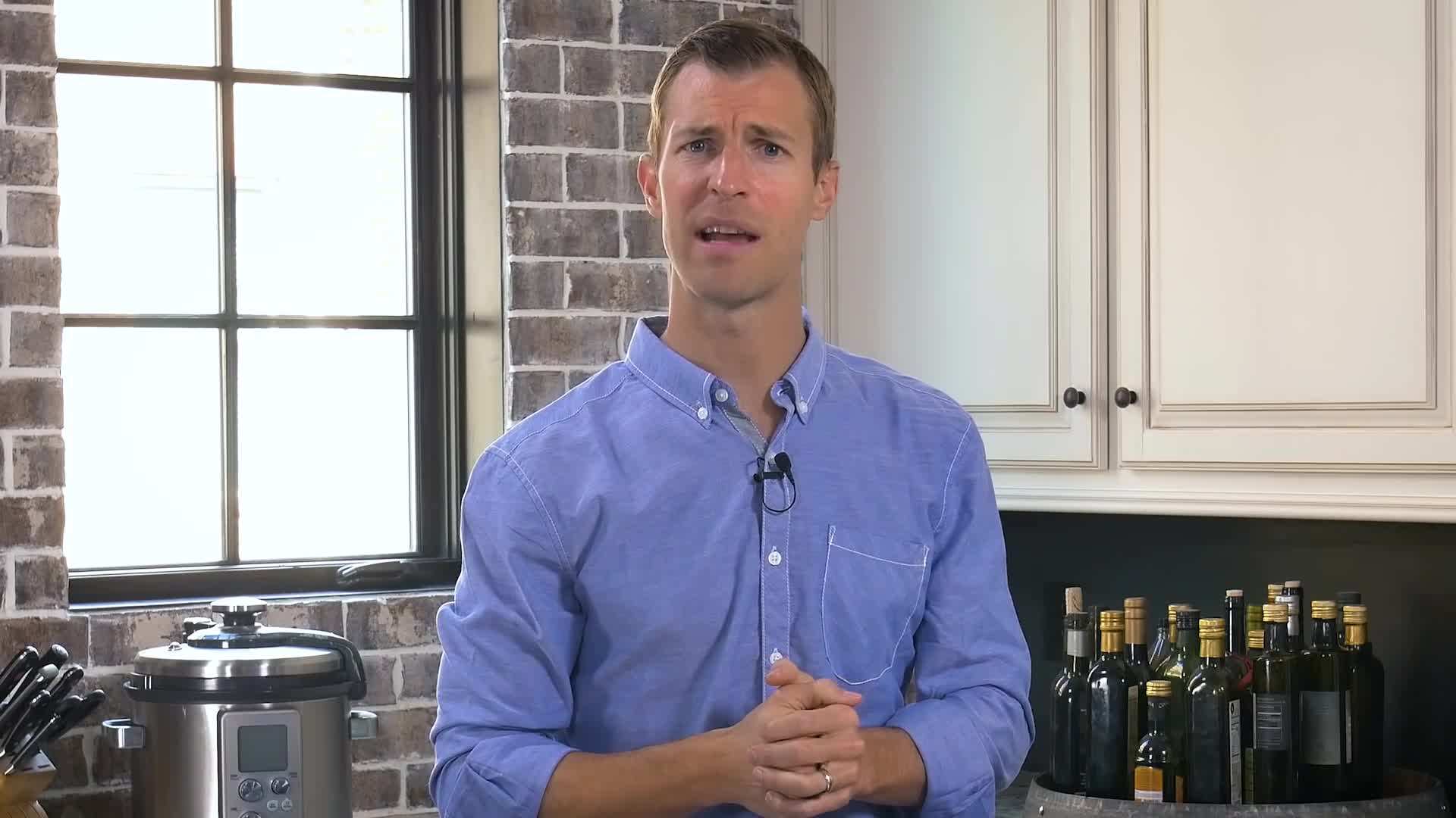 Illustration of applying an ice pack to the elbow