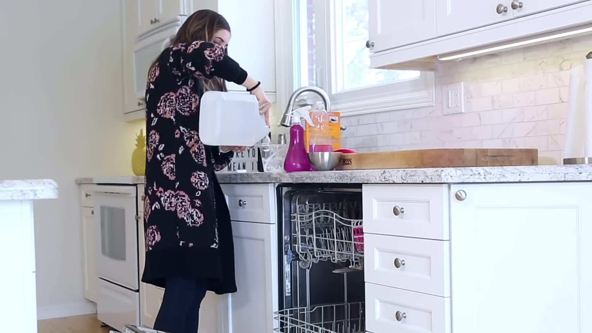 Removing the cutlery basket and lower rack
