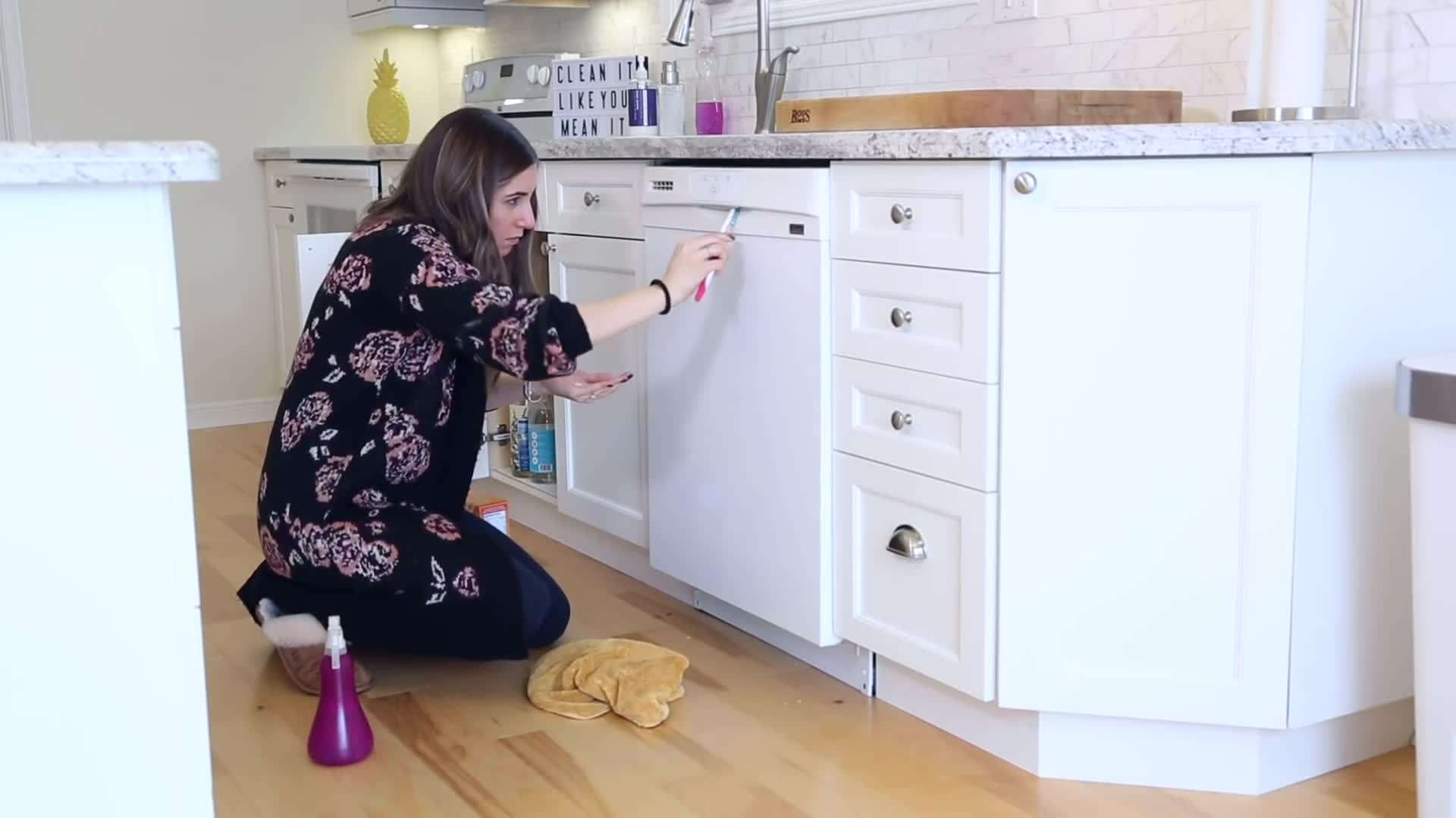 Using baking soda on a cleaning toothbrush