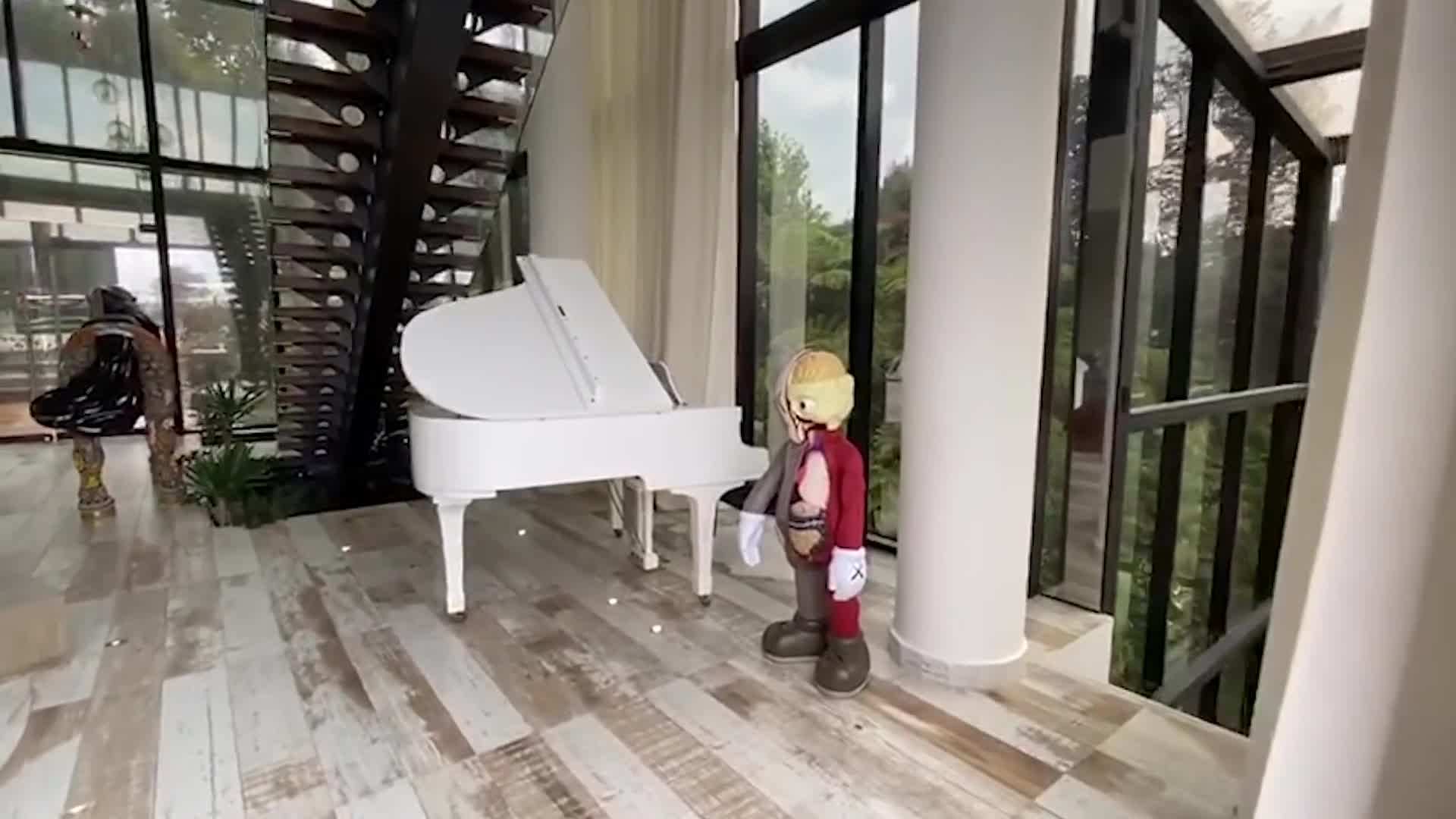 Maluma's Cozy Living Room