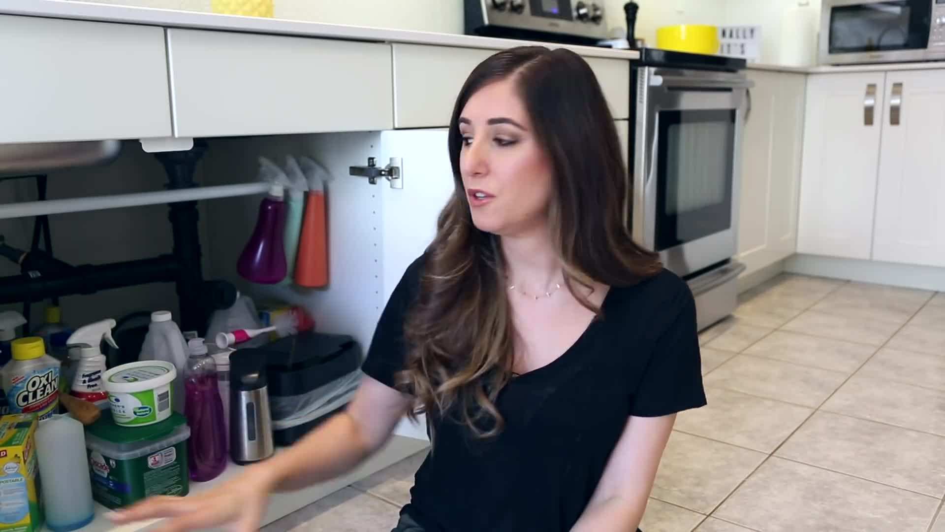 Removable shower bar for organizing bottles