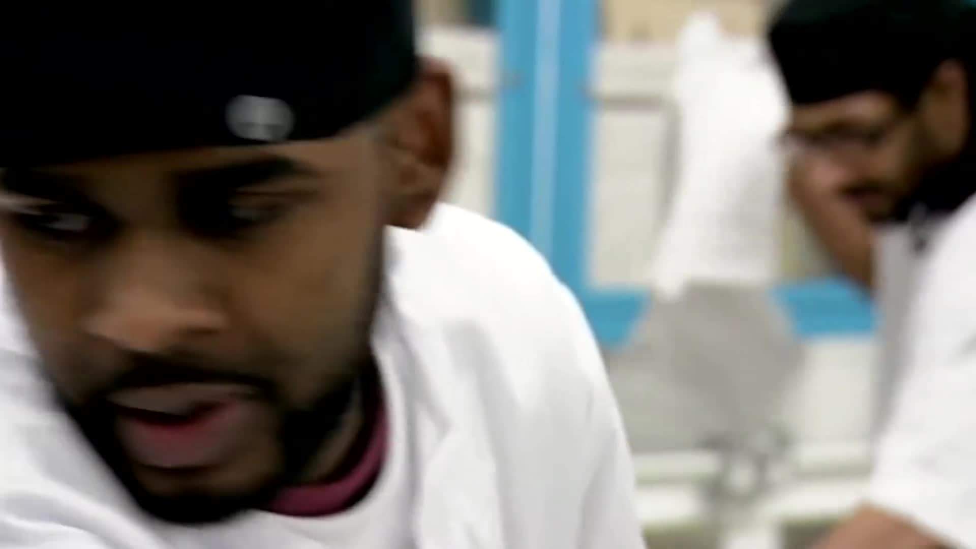 Ramsay mentoring an inmate in the kitchen