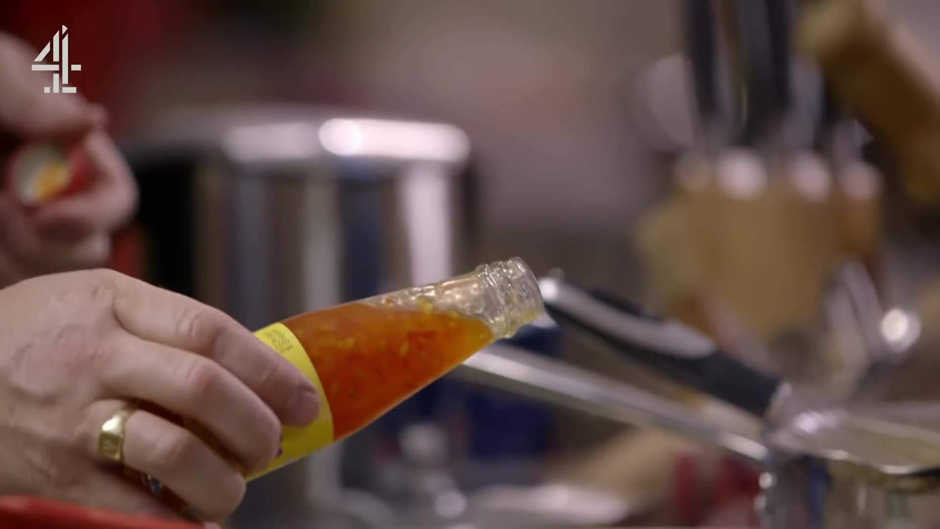 Simmering meatballs in the tomato sauce