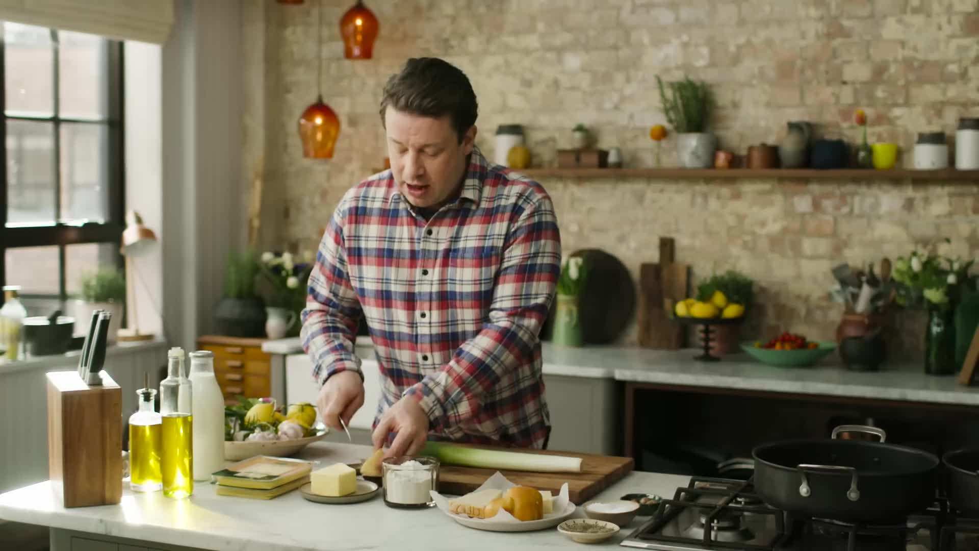 Blending the creamy white sauce