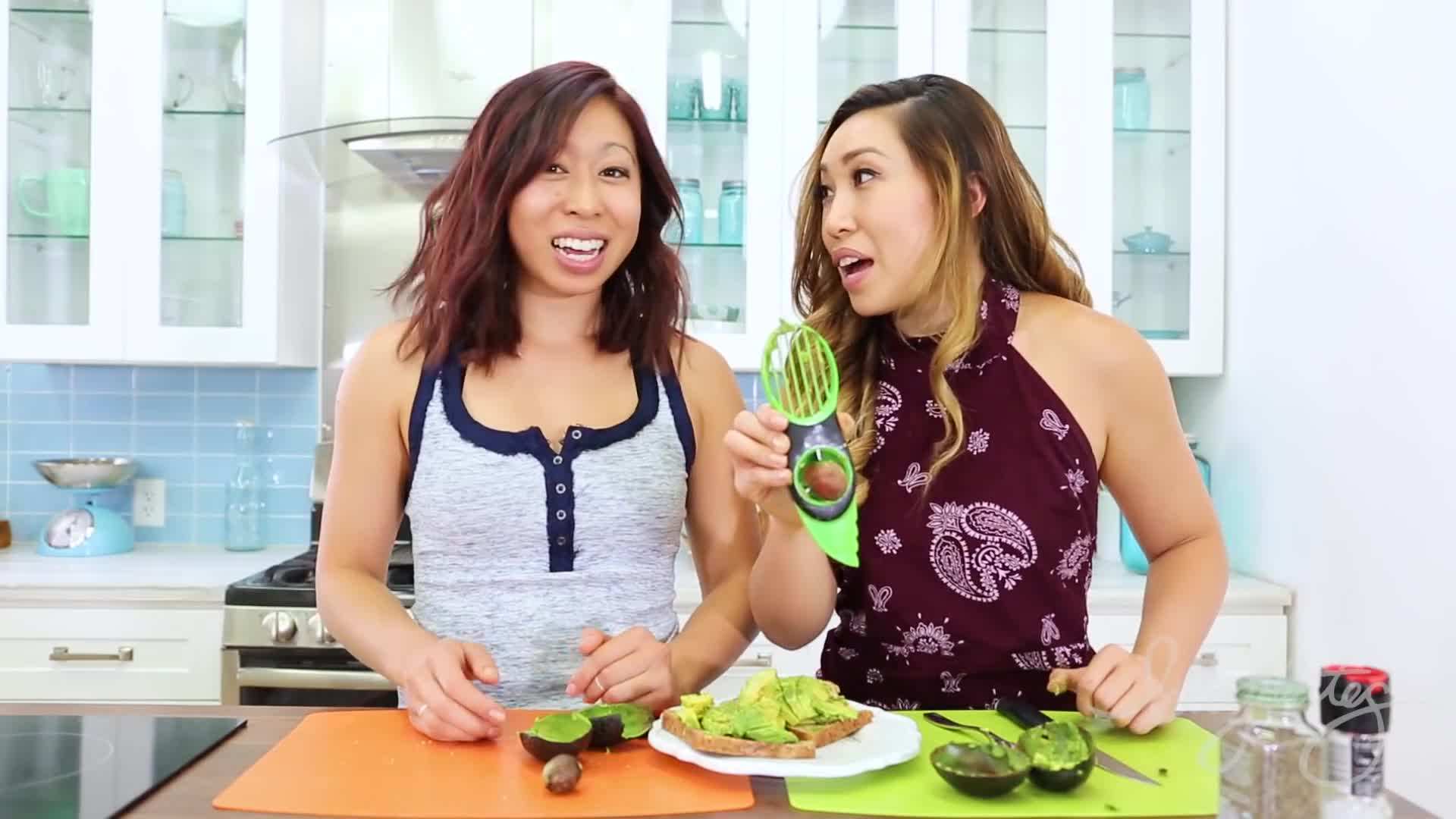 Avocado Slicer in Action
