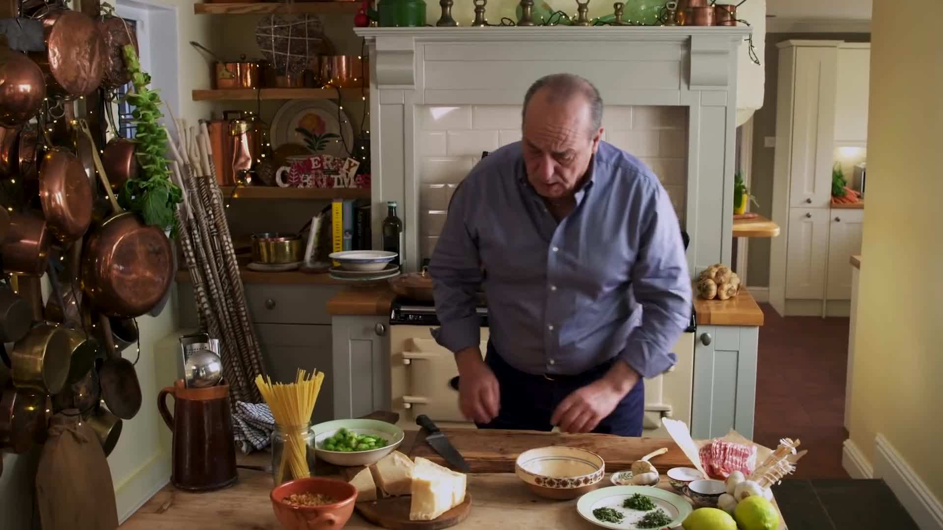 Dried linguine pasta for the recipe
