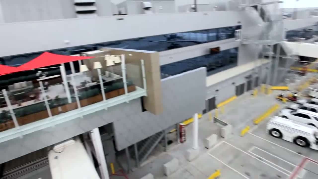 Long Wall of Windows in Atlanta Sky Deck