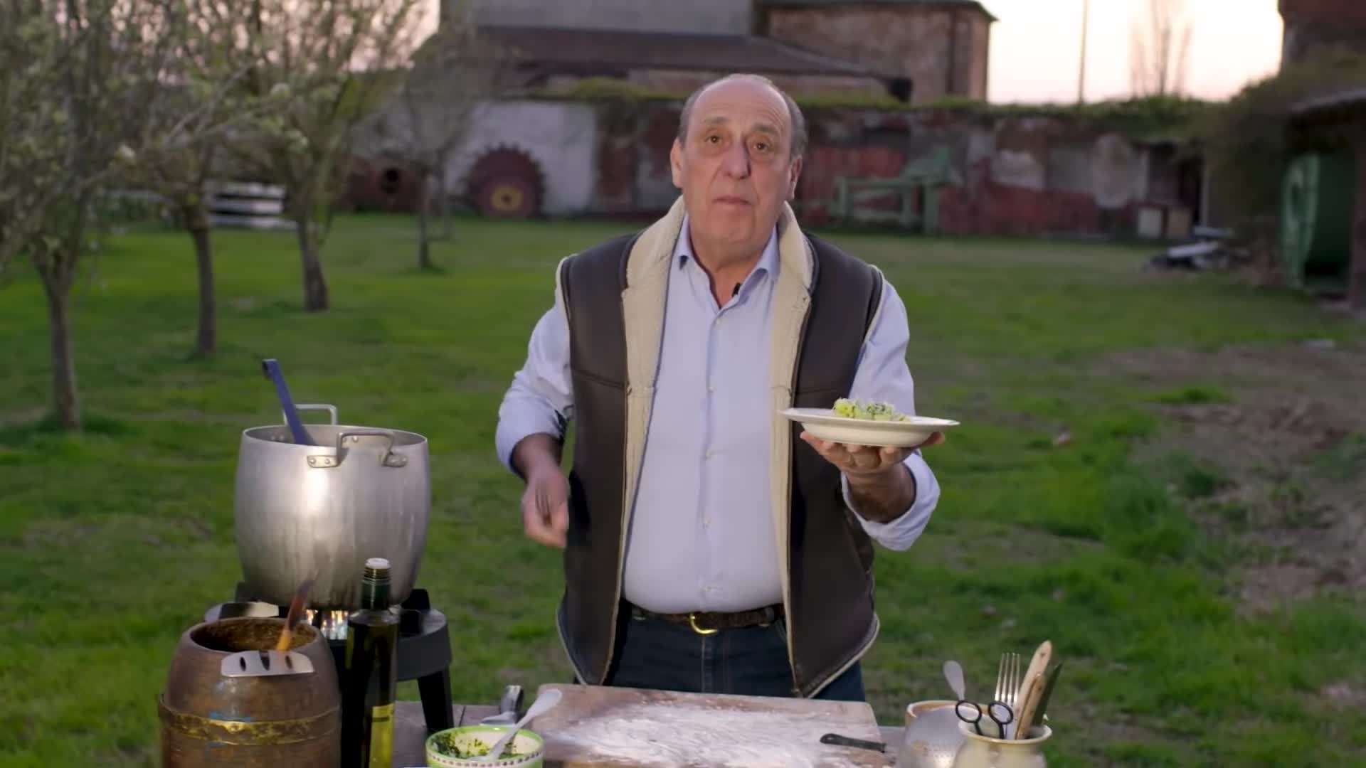 Adding pesto sauce to the cooked gnocchi