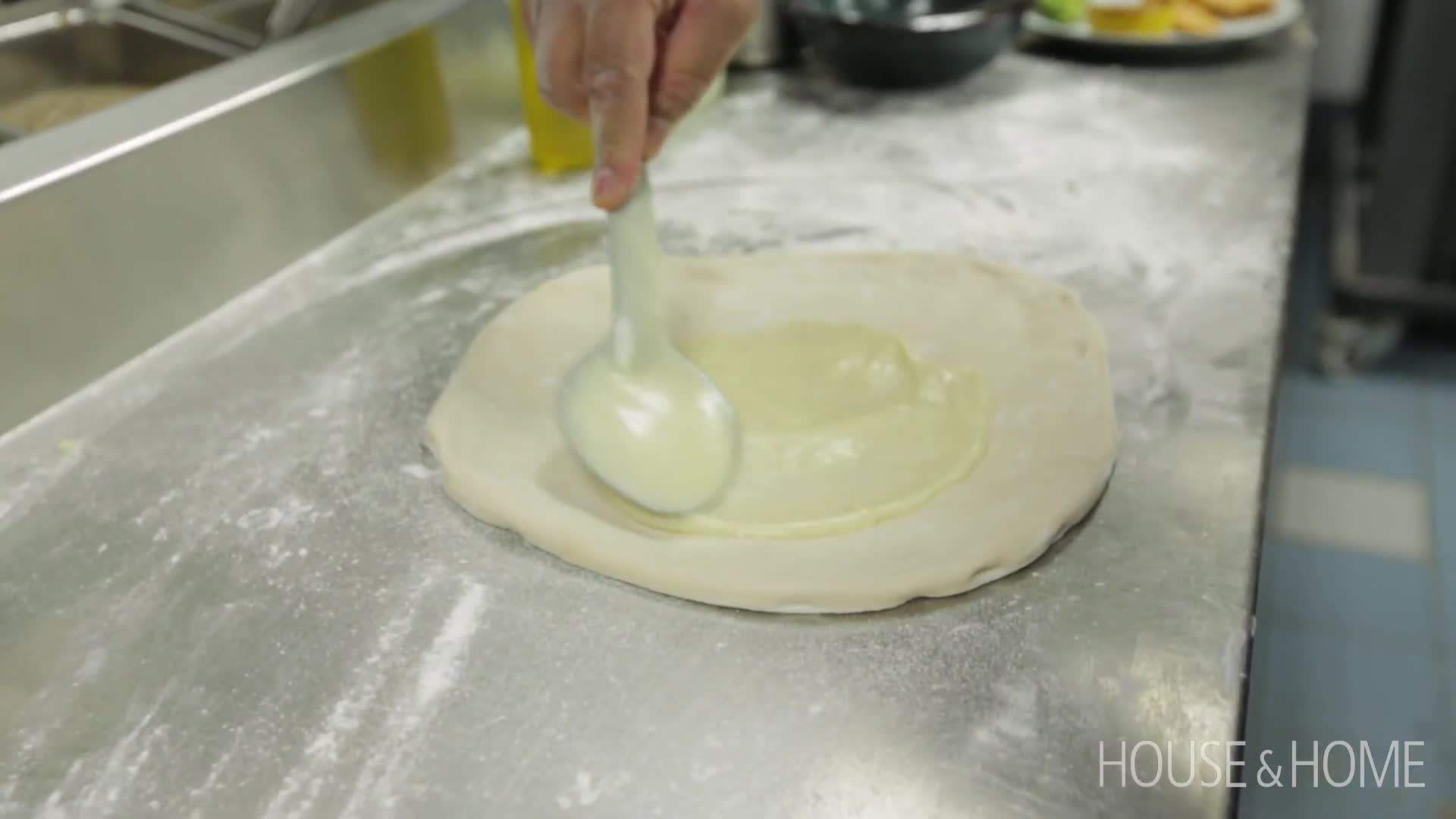 Cauliflower-based pizza with pulled jackfruit as a meat alternative